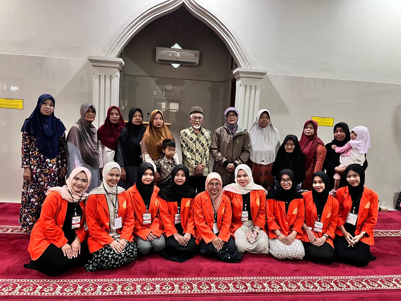 Mahasiswa KKN turut mendampingi jalannya pengajian bersama ibu-ibu warga sekitar