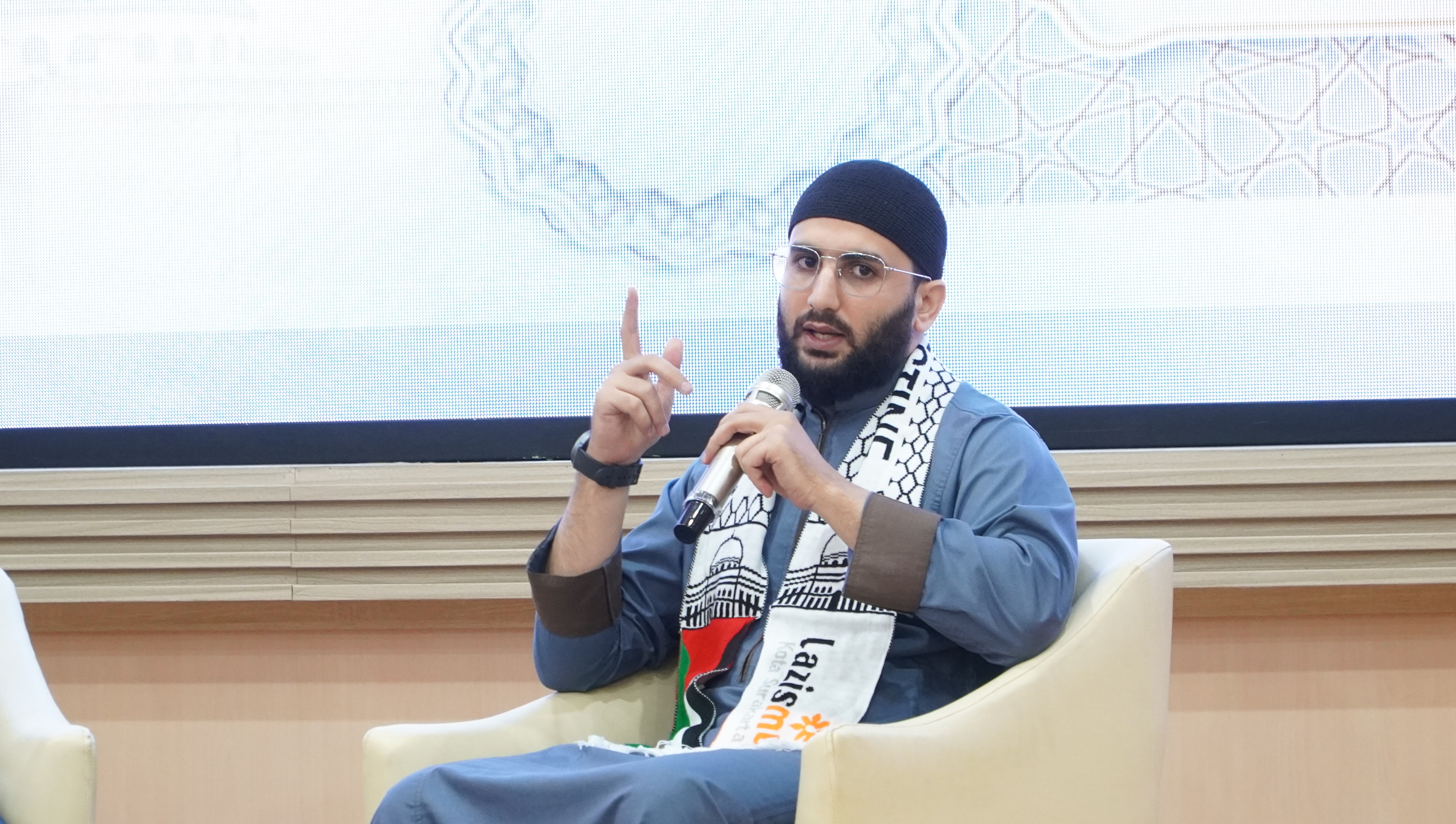 Pemaparan materi kajian oleh Syekh Osama Khalil Al Yacoubi