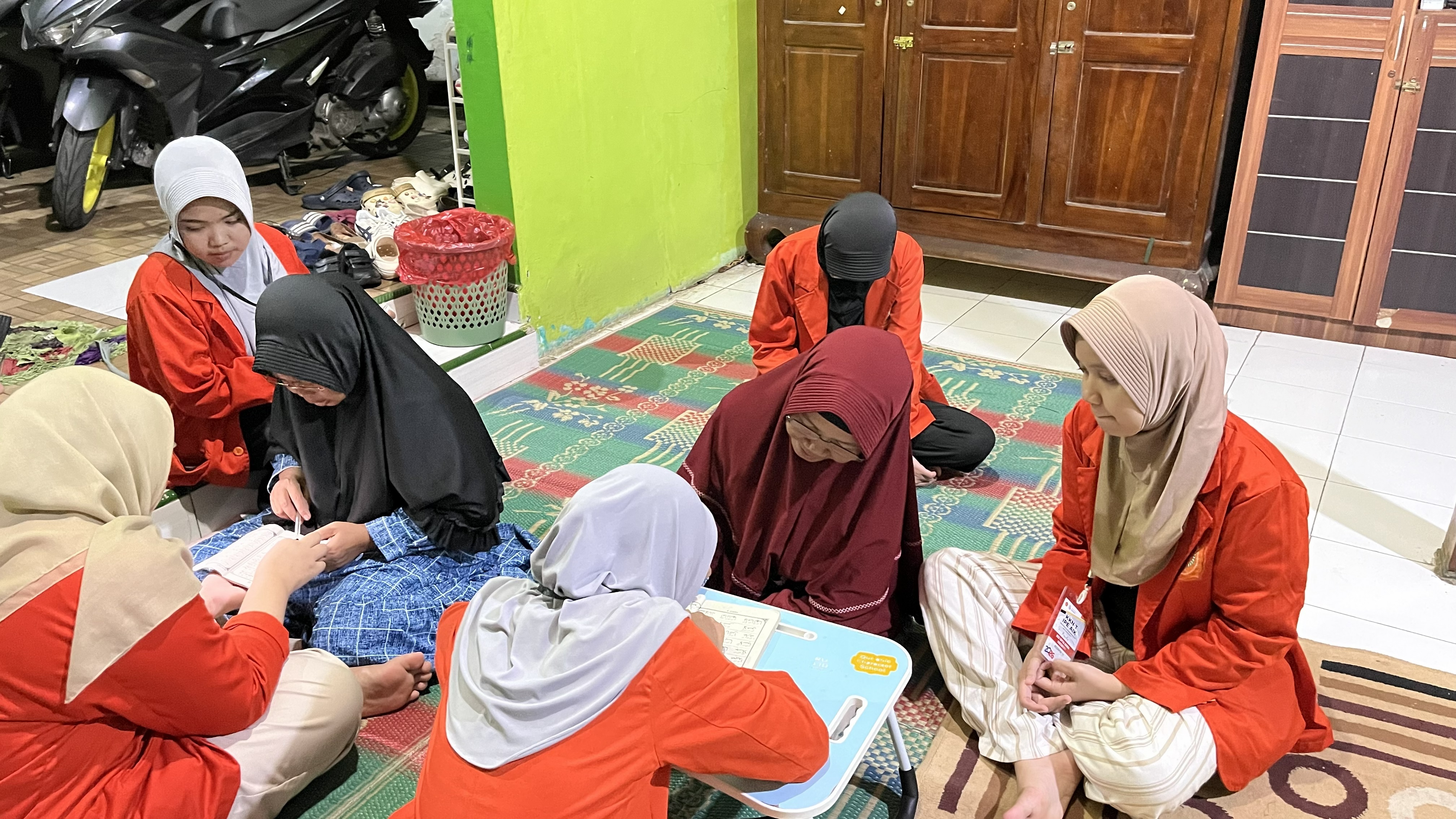 Suasana pembelajaran Iqro’ dan Al-Qur’an bersama para lansia.