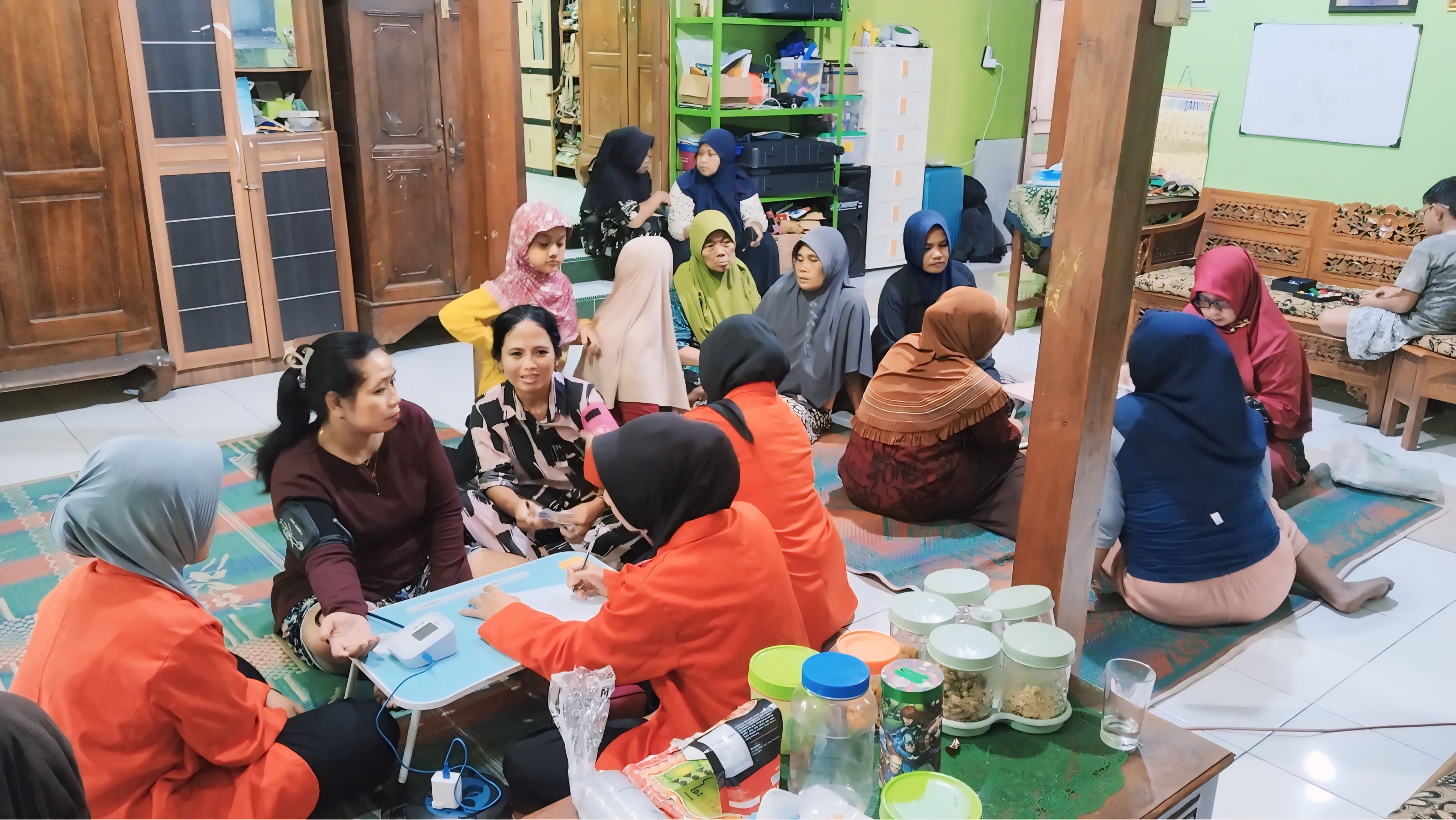 Mahasiswa KKN-IPE UM PKU Surakarta bersama ibu-ibu PKK Desa Tangkil dalam kegiatan cek kesehatan dan senam bersama.