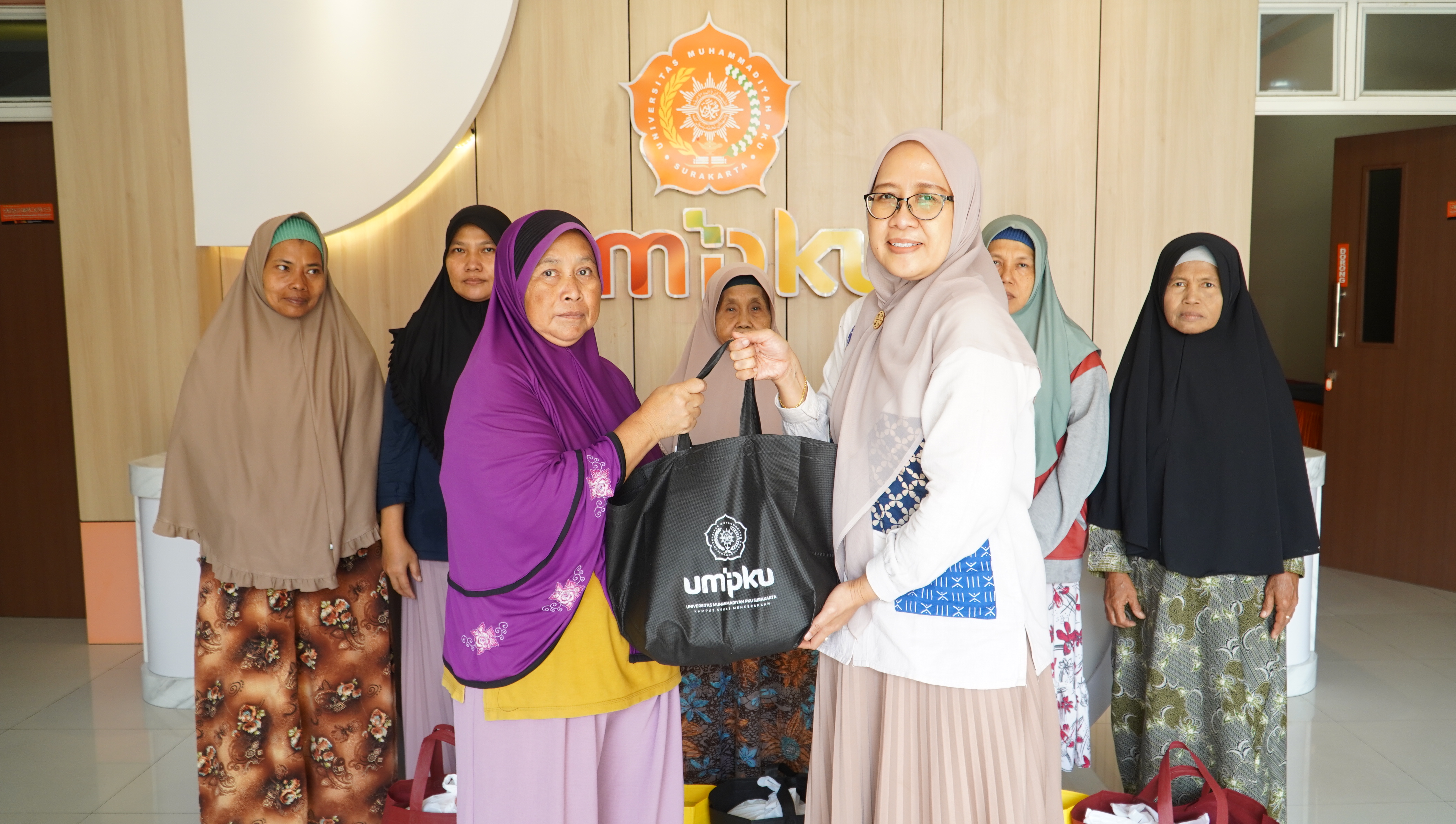 Sambut Lebaran, UMPKU Surakarta Berikan 500 Bingkisan untuk Warga Sekitar Kampus