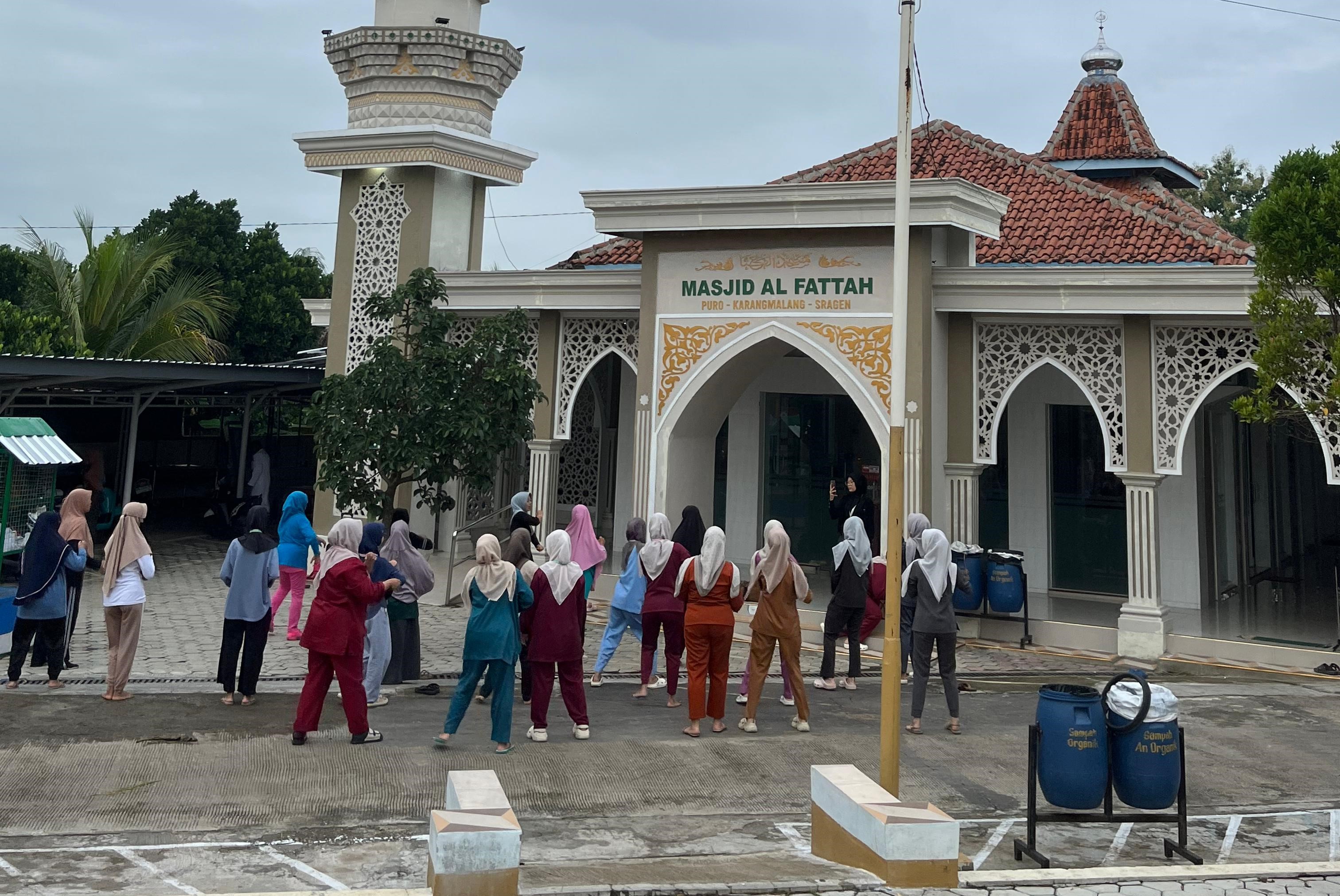Mahasiswa KKN-IPE UMPKU Surakarta Gelar Senam Bersama Warga Desa Puro