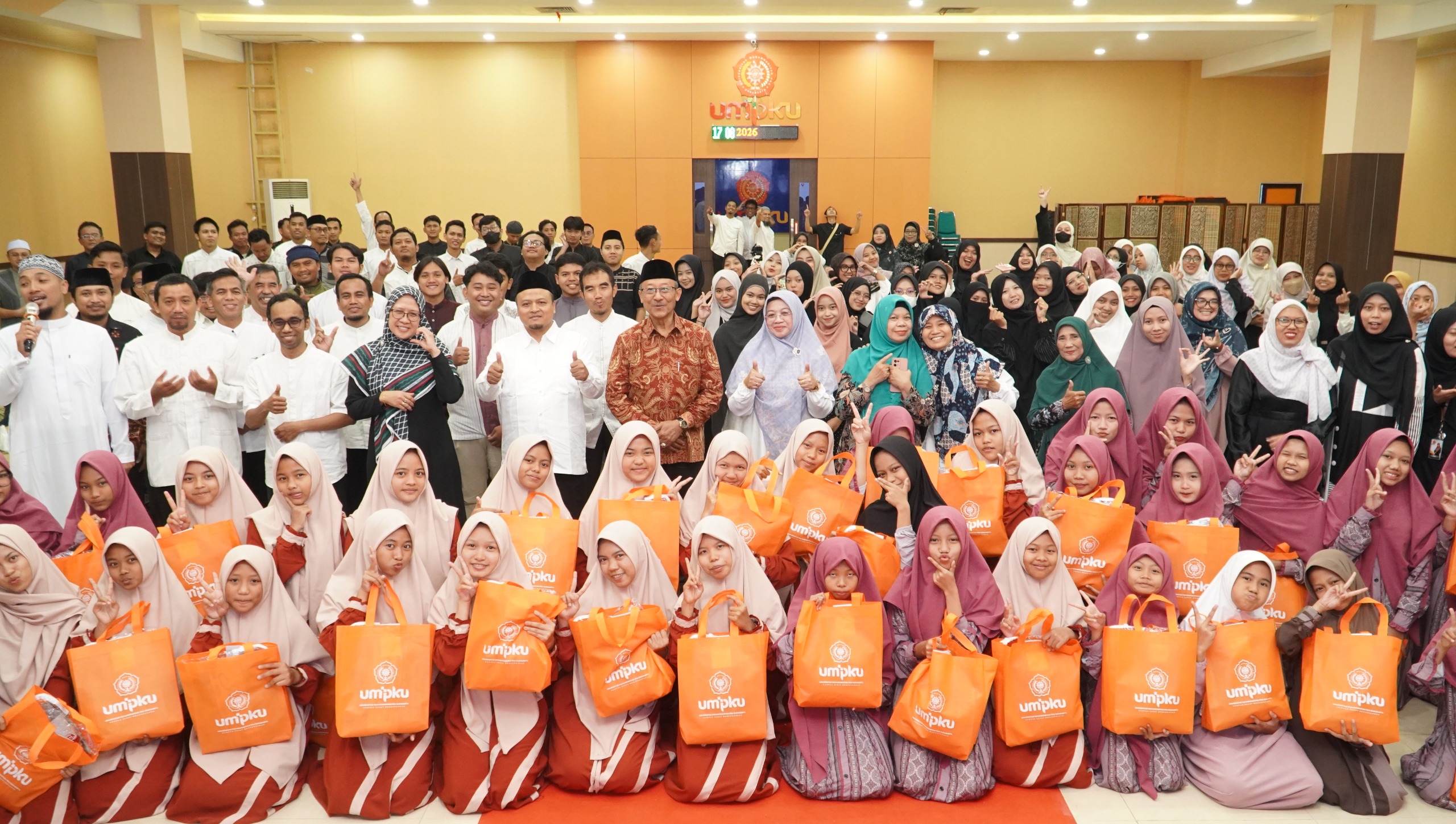 Civitas Akademika UMPKU Surakarta Bersama Anak Yatim dalam Kegiatan Buka Puasa Bersama