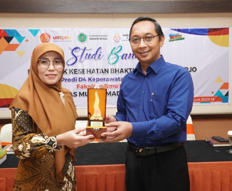 Studi Banding dari Politeknik Kesehatan Bhakti Mulia 