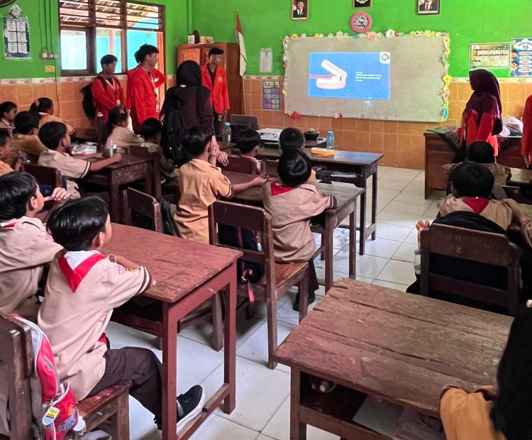 Siswa Kelas 3 SDN 1 Puro Antusias Mengikuti Praktik Sikat Gigi Bersama