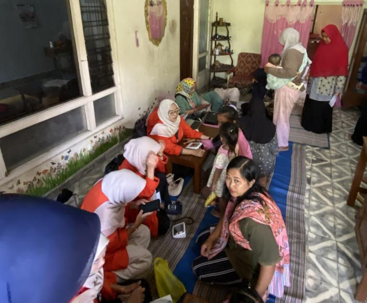 Mahasiswa KKN-IPE UMPKU Surakarta Bantu Pelayanan Posyandu di Masjid Al-Hidayah Kebonagung