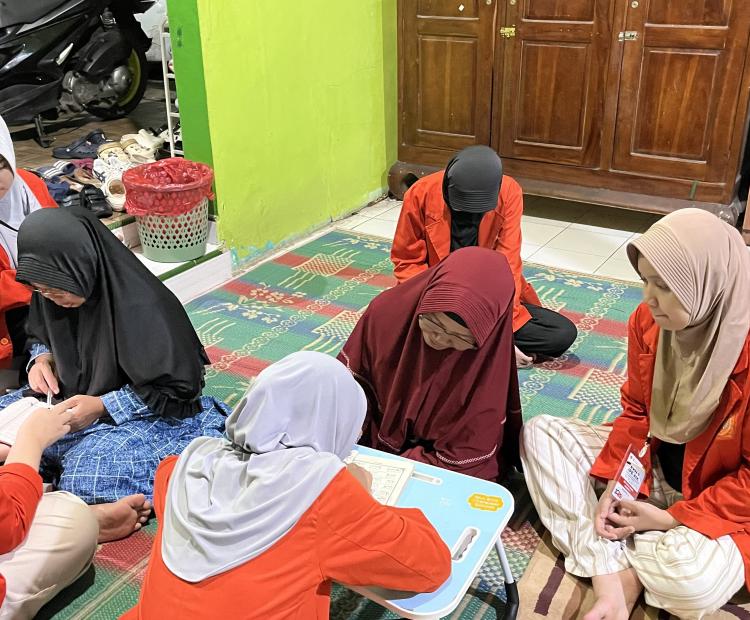 Suasana pembelajaran Iqro’ dan Al-Qur’an bersama para lansia.