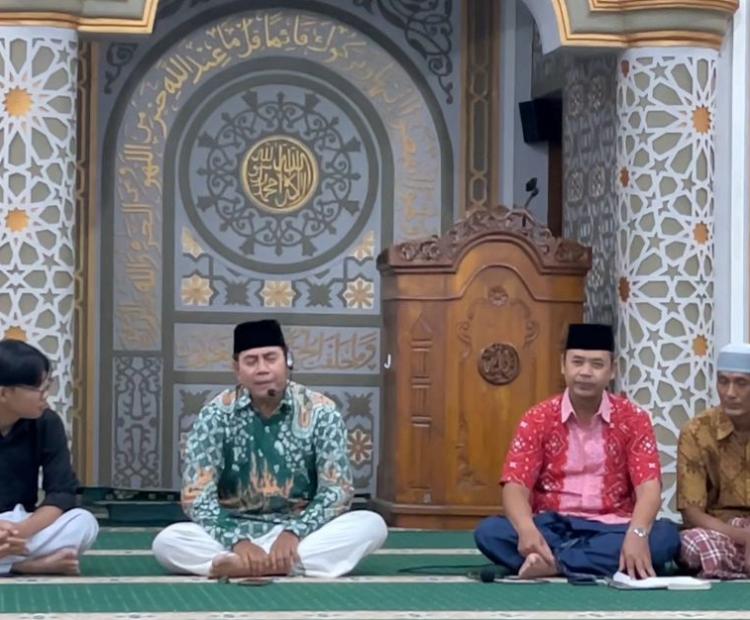 Mahasiswa KKN-IPE UMPKU Surakarta mengikuti kajian bersama PCM, PRM, dan ‘Aisyiyah di Masjid Al-Fattah