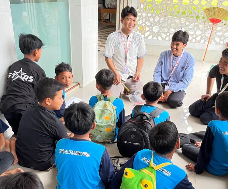 Mahasiswa KKN-IPE UMPKU Surakarta Ikuti Tarhib Ramadhan di Masjid Al-Fattah Puro