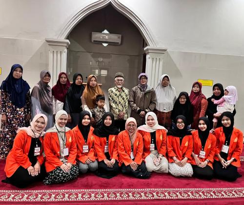 Mahasiswa KKN turut mendampingi jalannya pengajian bersama ibu-ibu warga sekitar