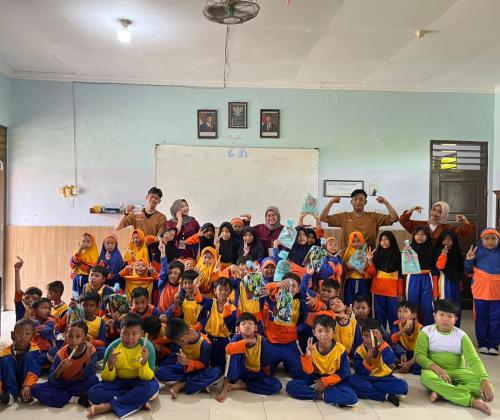 Siswa mempraktikkan langsung 6 langkah cuci tangan dengan pendampingan mahasiswa KKN