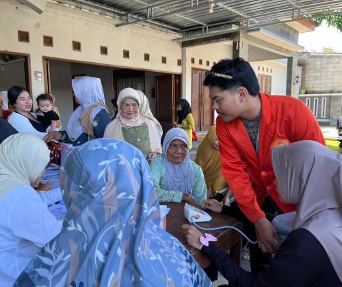 Mahasiswa membantu proses penimbangan dan pencatatan data 