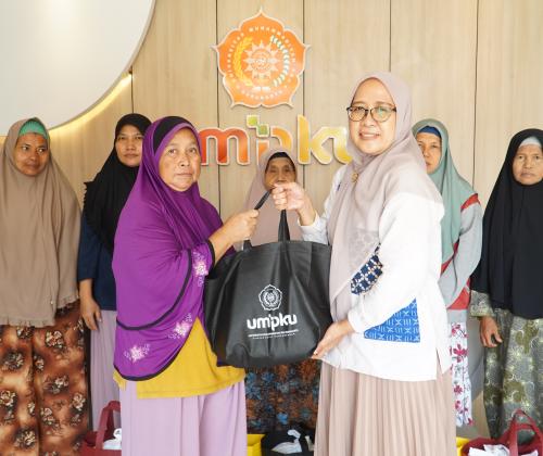 Sambut Lebaran, UMPKU Surakarta Berikan 500 Bingkisan untuk Warga Sekitar Kampus